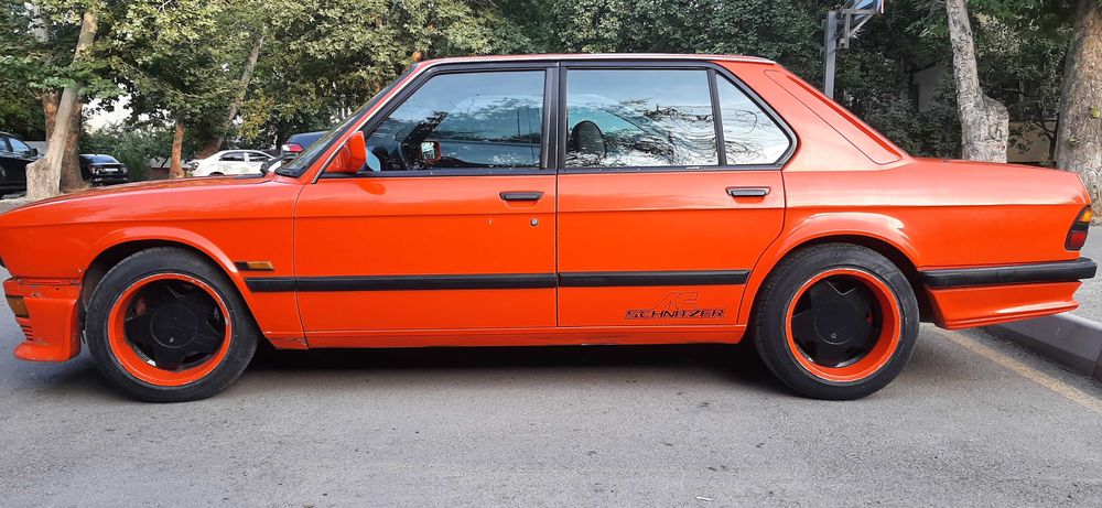 Автомобиль BMW 5 в кузове E28 в хорошем состоянии