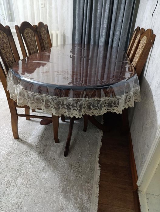 Стол стулья скатерт