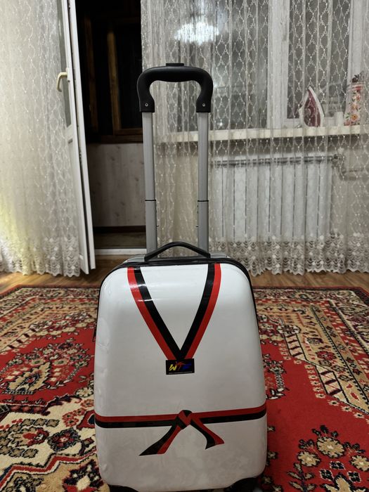 Продаю детский  маленький чемодан таеквондо