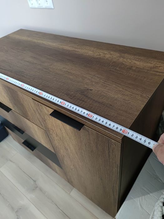 Спалня, скрин и нощни шкафчета.