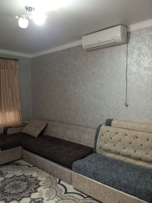 Продается 3 комнатная квартира. В центре янгибазара. Этаж 2.