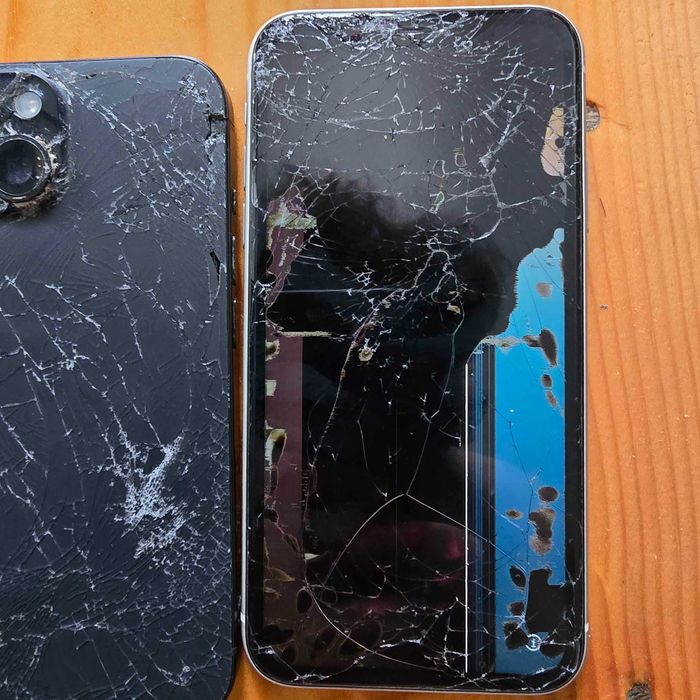 Lot 3 telefoane: iphone 16 pro , iphone 15 , iphone 11 de piese