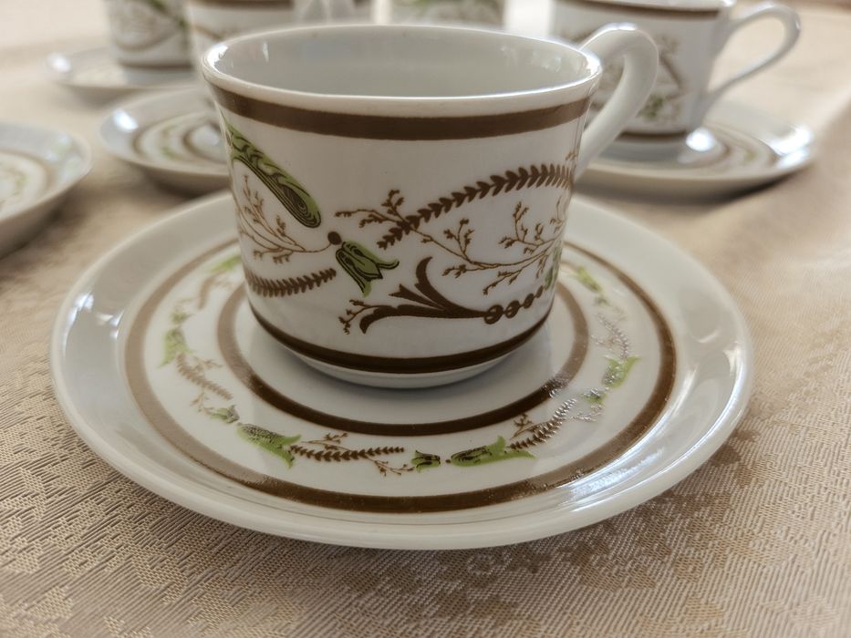 Порцеланов сервиз за кафе /16 части/ 6 броя чаши, 6 броя чини