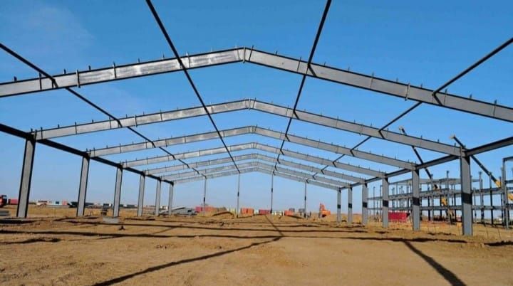 Vând hală metalică de pe stoc 10 m lățime cu 25 lungime
