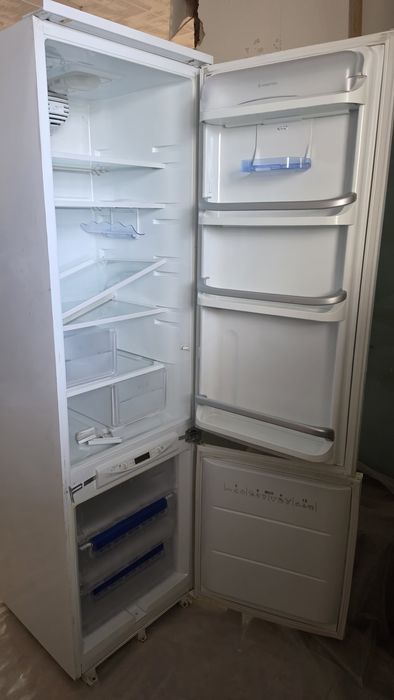 Продам встраиваемый холодильник Аристон.