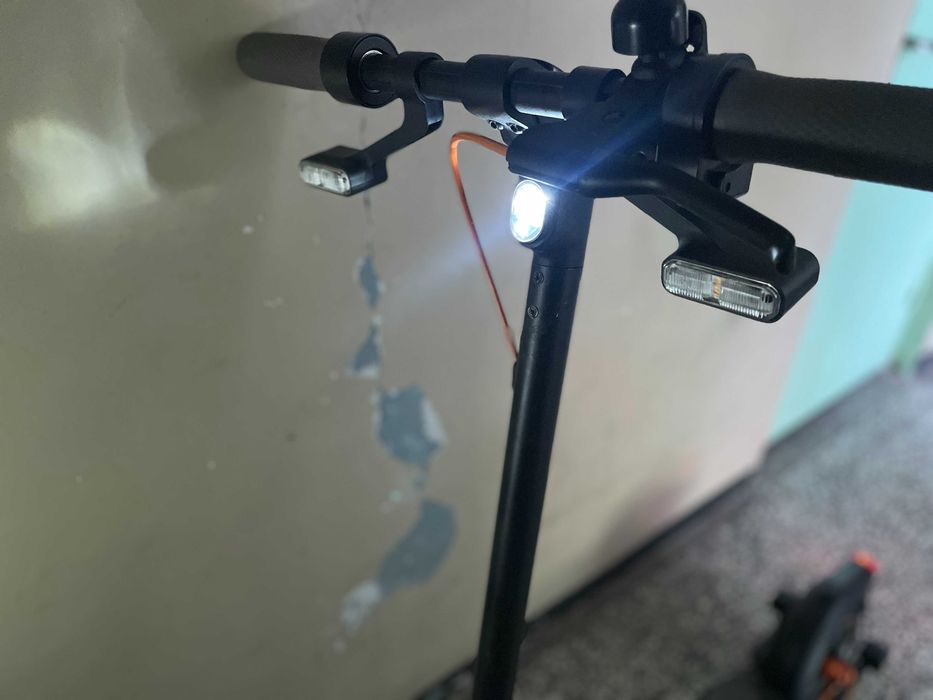 Електрическа тротинетка Ninebot by Segway F40I с мигачи, 10" гуми