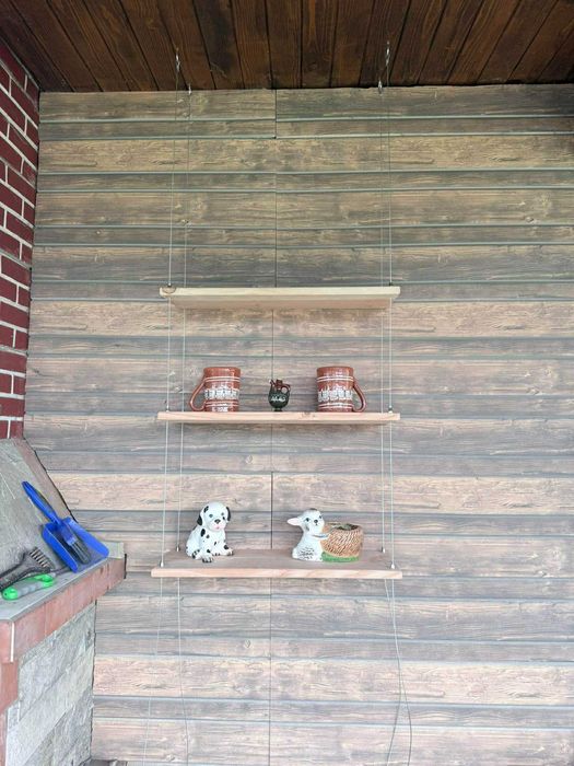 Висяща етажерка с дървени плотове