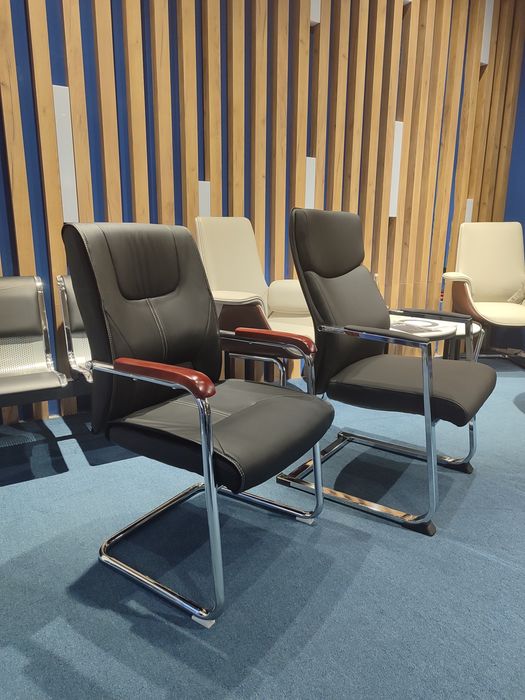 Kreslo sotiladi.Офисное кресло стул для посетителей лехи