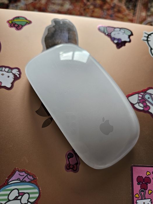 Vând MacBook Air M1 2020 Roz și Magic Mouse 2