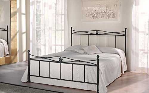 Кровать из металла.