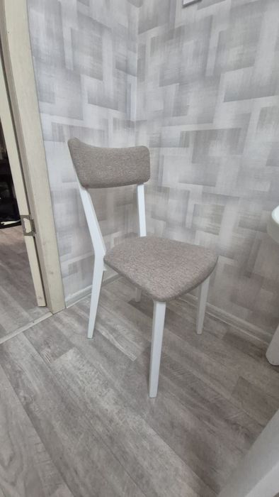 Стол и 2 стула .