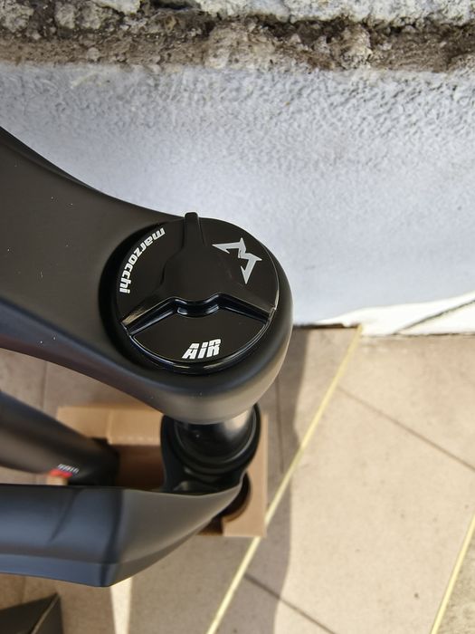 Вилка Marzocchi Bomber Z2 100 мм 27.5 boost 15x110 2023