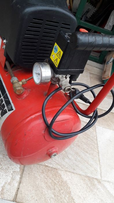 Vând compresor 24 L