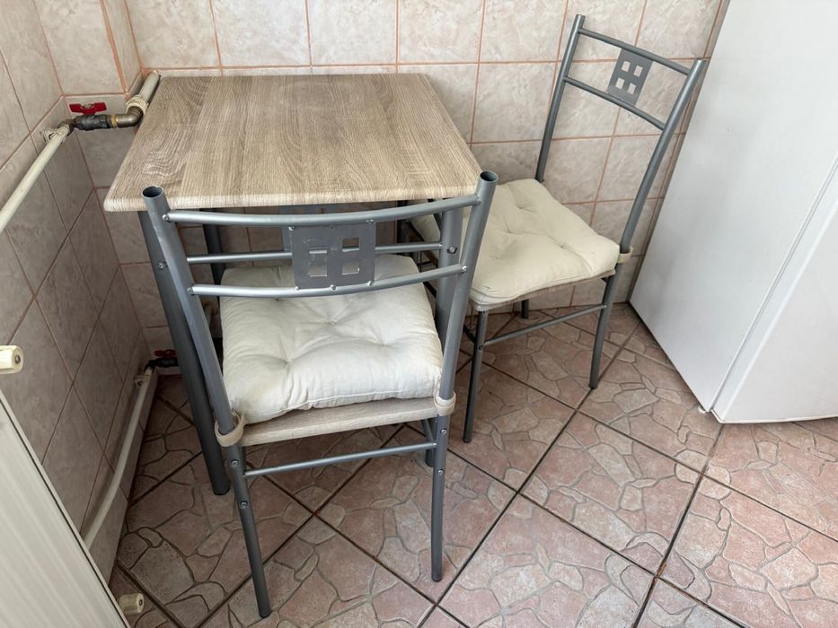 Masa cu scaune de bucatarie