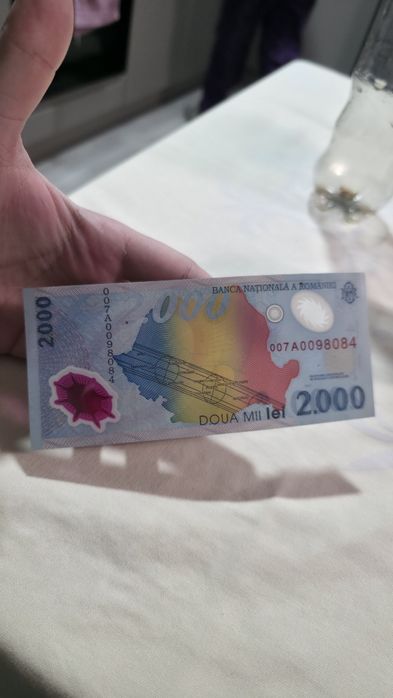 Bancnota 2000 lei cu eclipsa