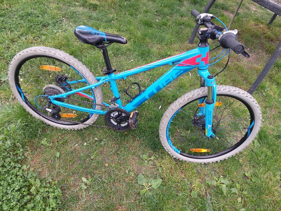 Bicicleta Cube cu roti pe 24"