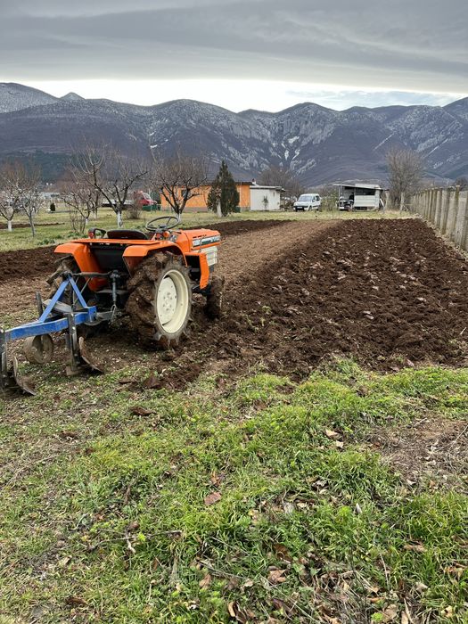 Услуги с малък трактор