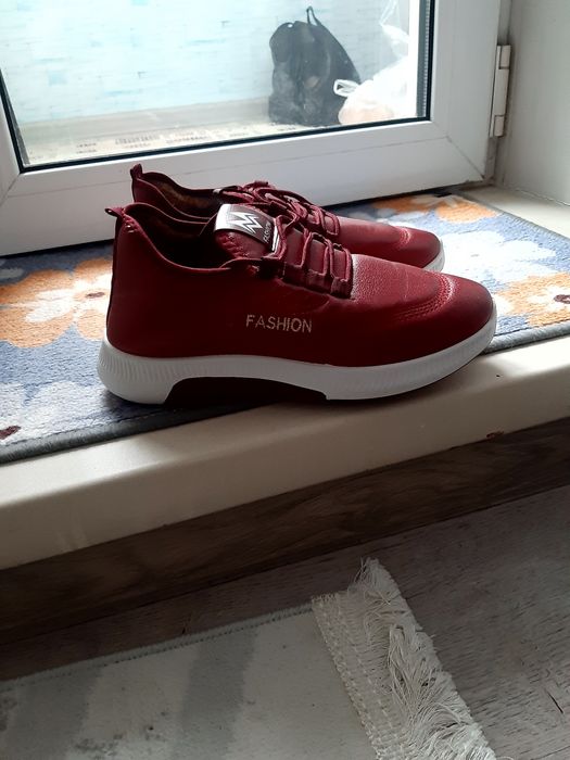 Срочно новые утепленные кроссовки