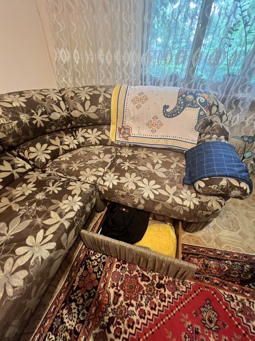 Диван угловой цветочный принт