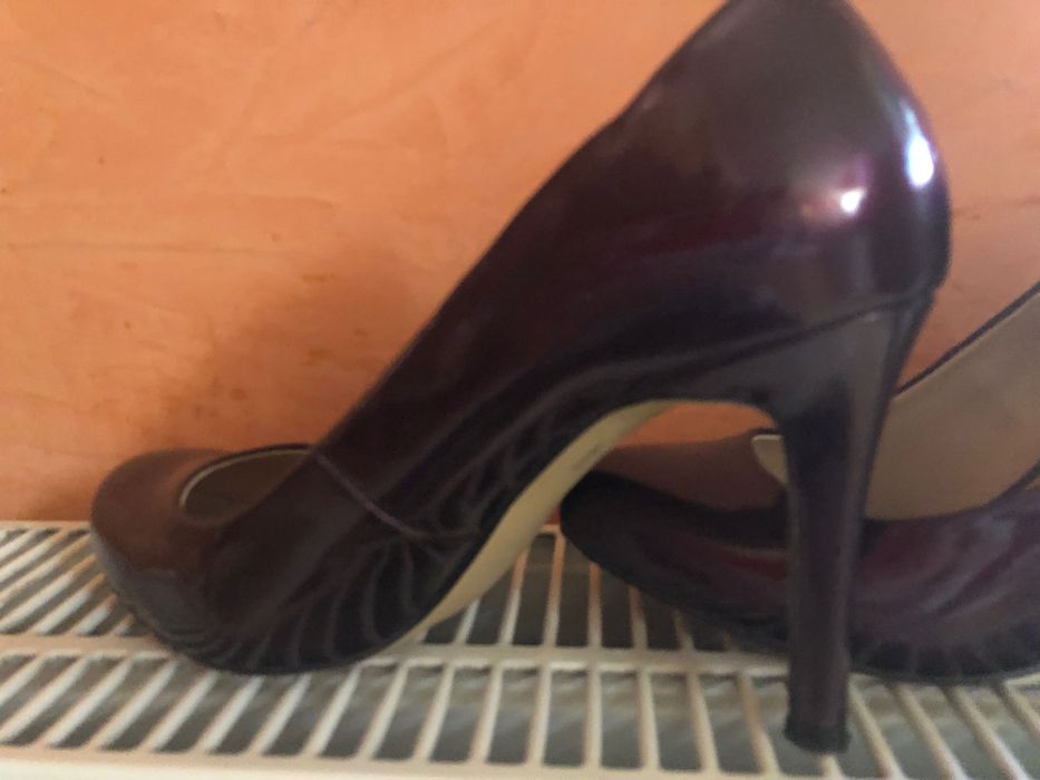 Pantofi din lac , vișinii cu toc inalt