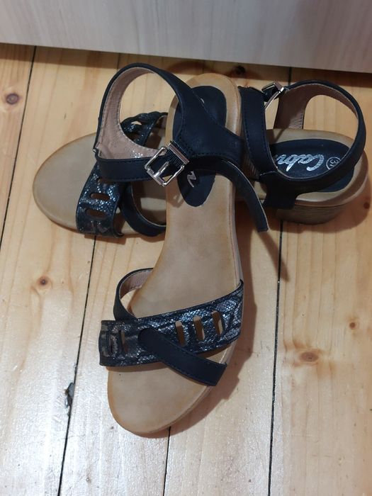 Сандали на плътен ток