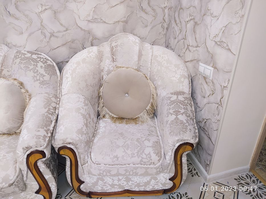 Продам диван с креслами