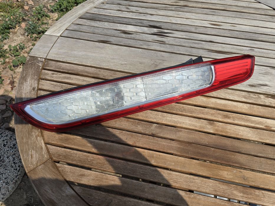 Продавам десен стоп форд фокус