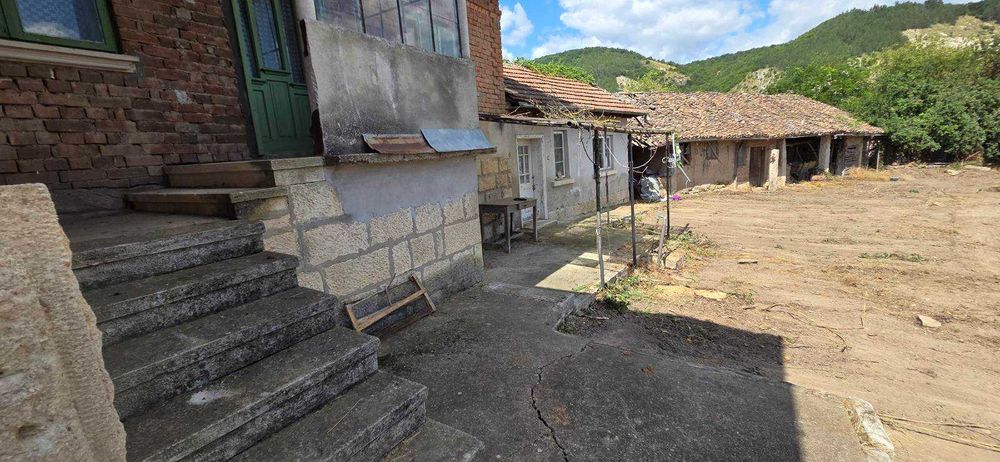 Къща с жилищна пристройка, равен двор и стопански постройки в с. Острица