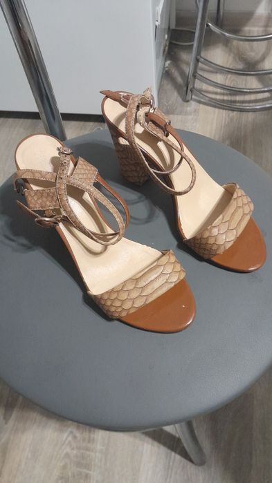 Продам туфли  размеры 37