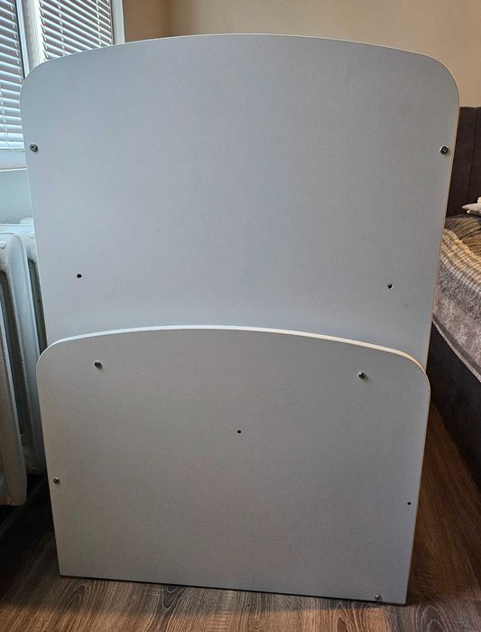 Дървена кошара с подвижен люлеещ механизъм, запазен матрак, обиколници