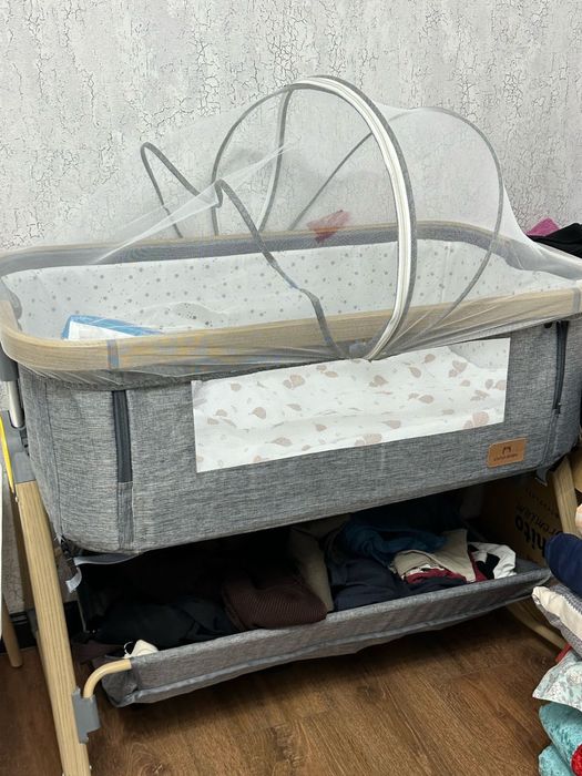 Продам коляску и детскую кушетку