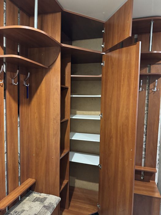 Продам угловой шкаф. Торг возможен