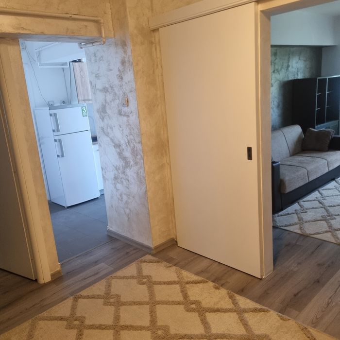 Inchiriez ap 2 camere decomandat et 1 centru