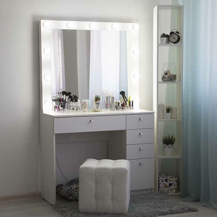 Зеркала посетной туалетне стол