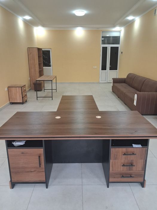 Yangi Ofis mebellari
Bir dona ofis stoli va shkaf — holat