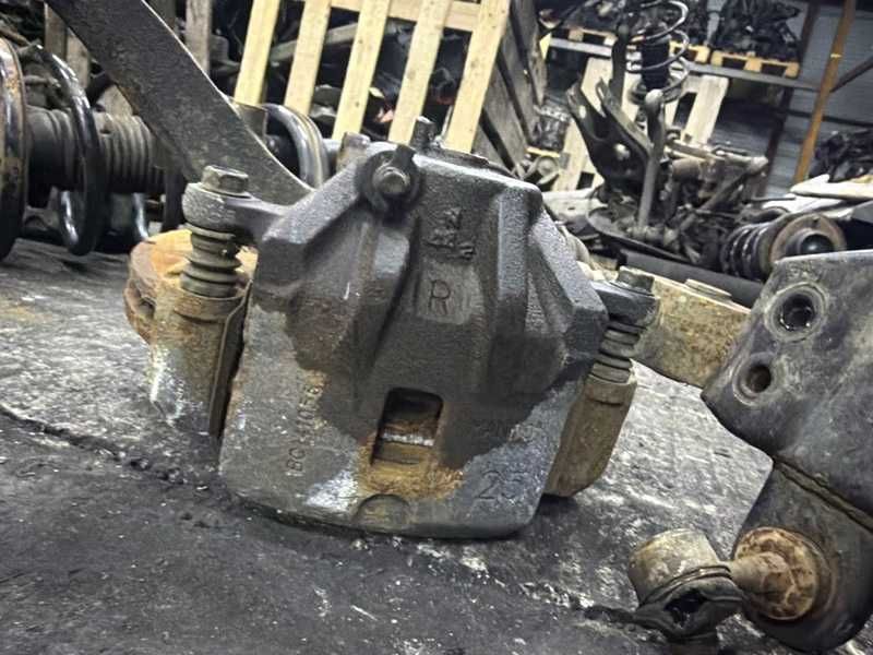 Суппорт передний правый на Hyundai Sonata EF 2001 год