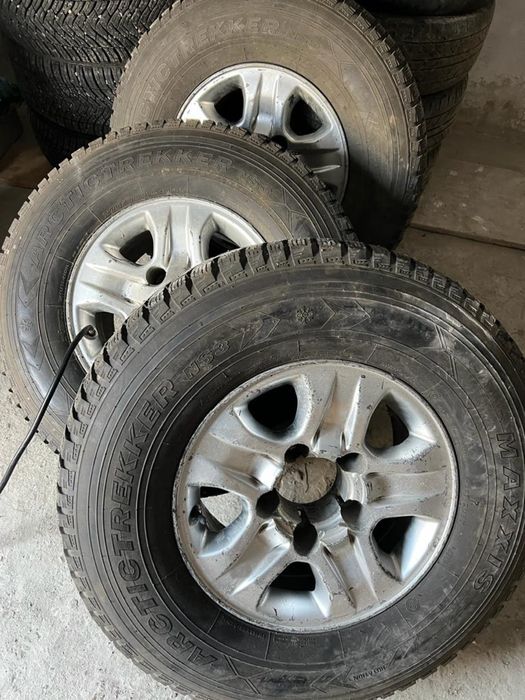Зимние шины на дисках 275/70/16