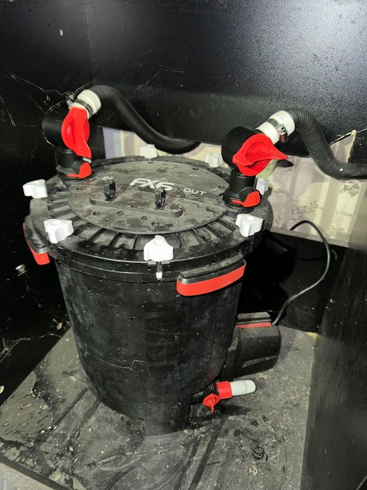 Голям аквариум за рибки с шкаф