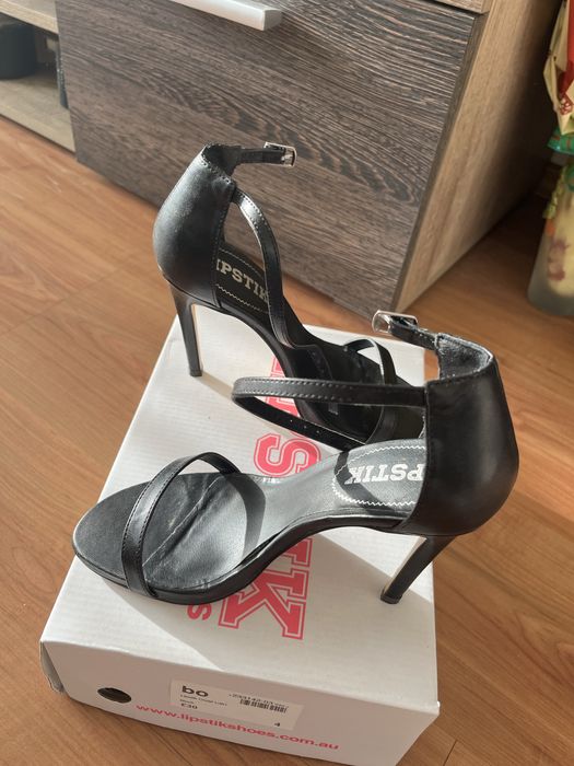 Обувки с ток три модела