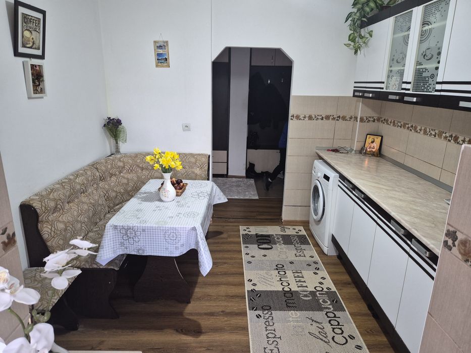 Mobila de bucătărie cu masa si colțar