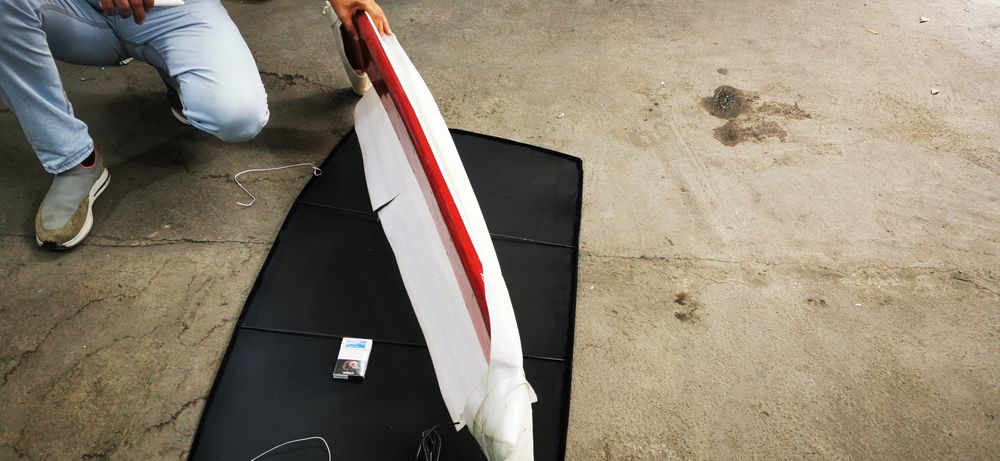 Спойлер универсальный белый сверху, снузу красная подсветка. Автомобил