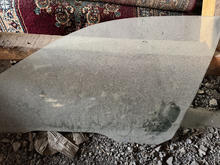 Продам дверные стекла бмв е39