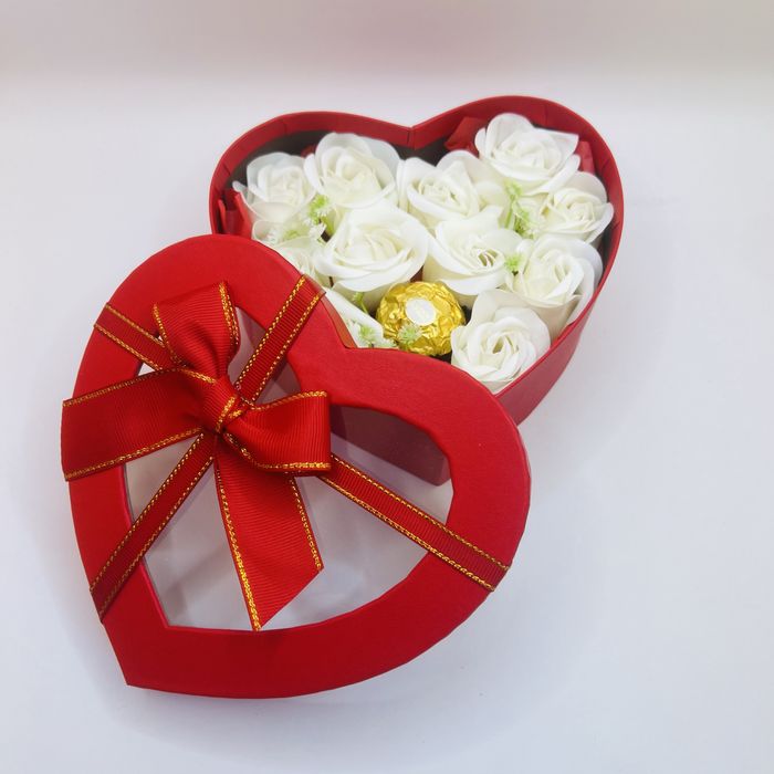 Кутии сърце с бонбони и сапунени цветя,св.Валентин, рожден ден, 8 март