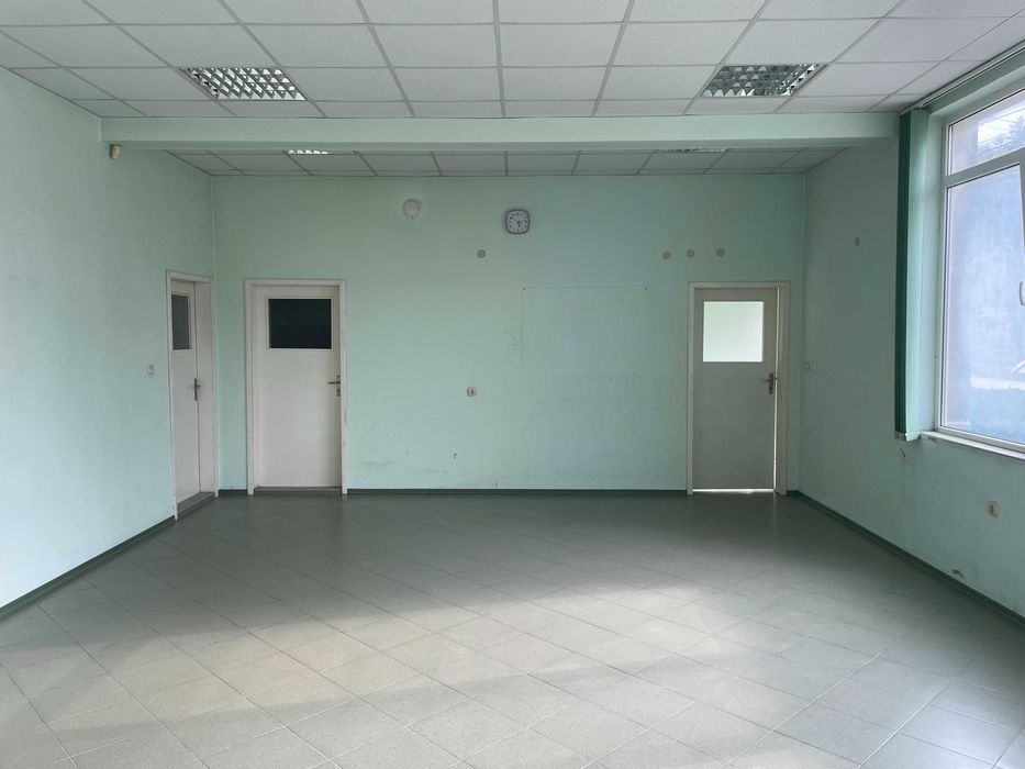 Дава се под наем Магазин в Девня - 130 кв.м за 348.84 € - Снимка #1