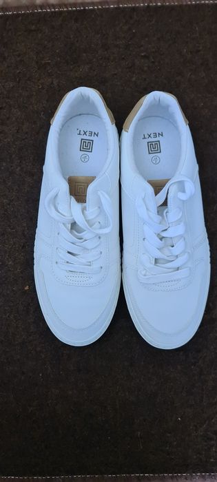 Vand doua perechi pantofi sport