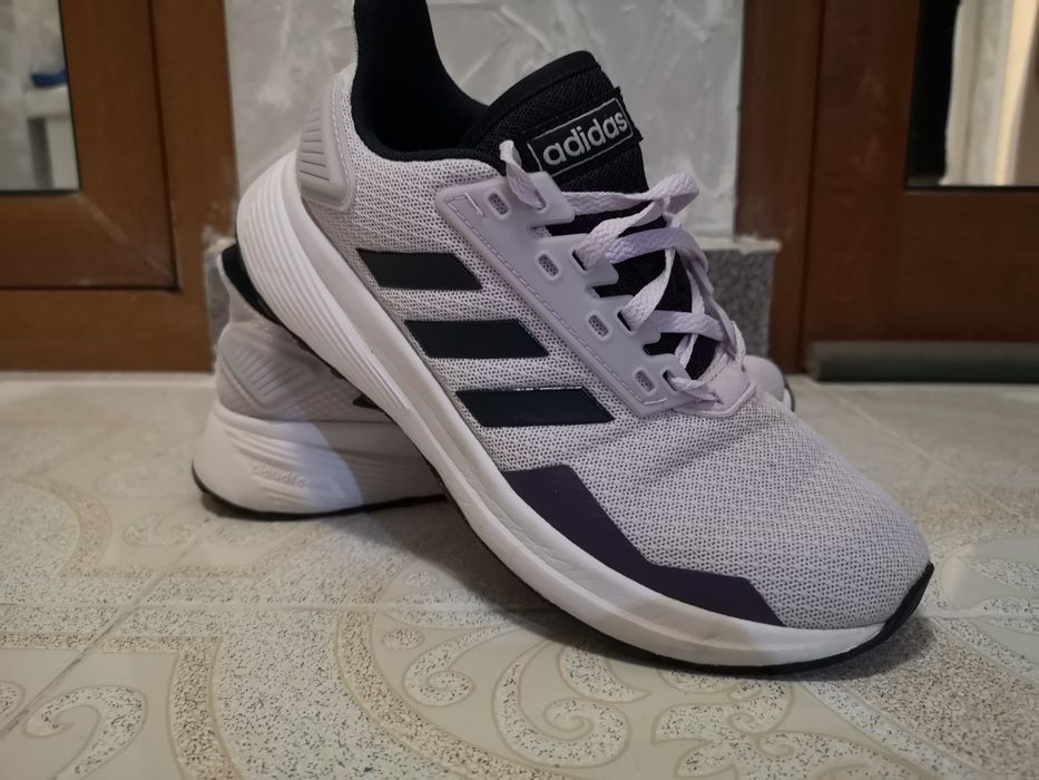 Продавам женски обувки adidas!