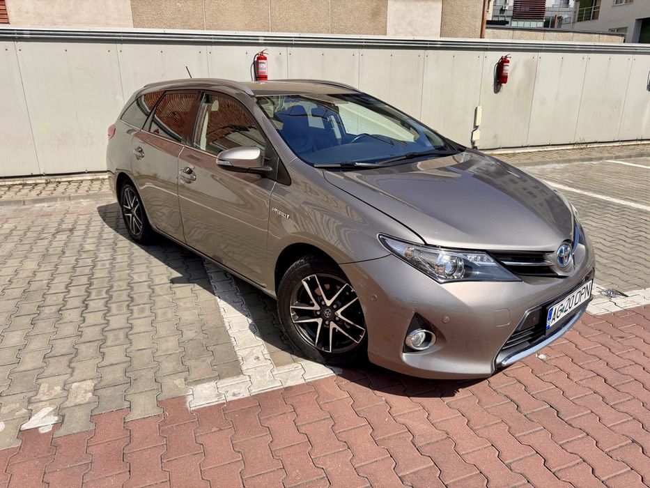 Vand Toyota Auris Hybrid Istoric complet