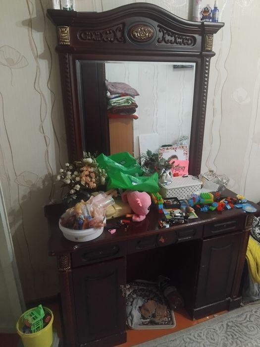 Продам шифонер, комод, кровать.
