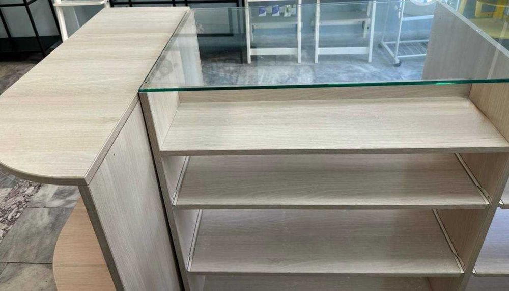 Търговски щанд с витрина и тумба — светъл дъб