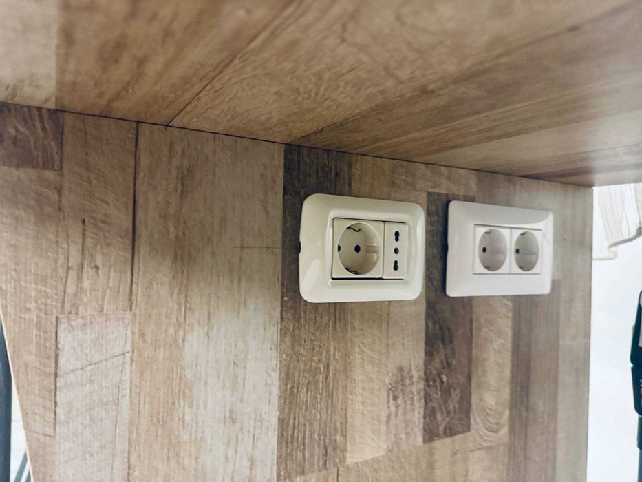 Birou Masiv Custom 152cm – Structură Lemn, Sertare Soft-Close & Priză